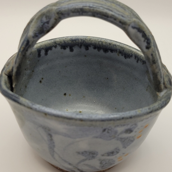 Art Pottery Basket. hand made with applied handle. Signed - Picture 2 of 7